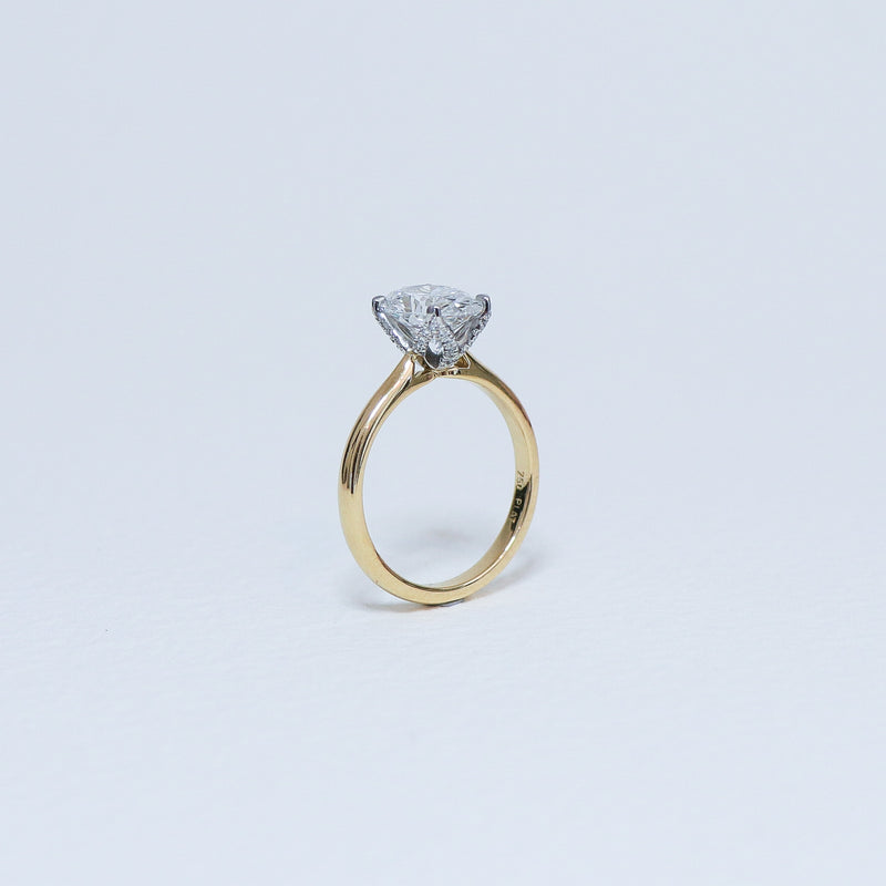 Oval Fleur solitaire, side view.